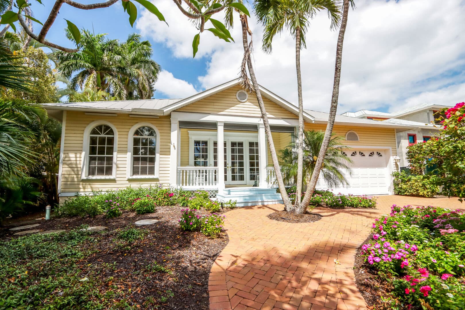H ON 590 - 590 East Lake Dr. - House in Olde Naples