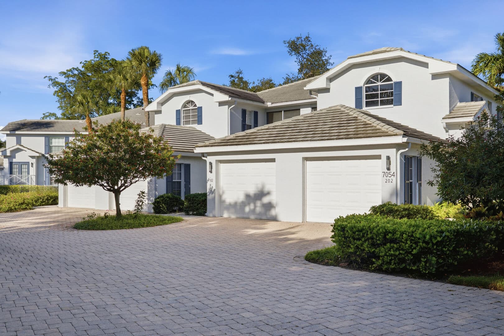 PB BAR 19-102 - 7054 Barrington Circle #102