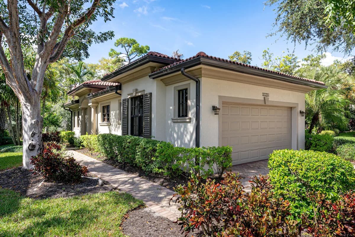 H ART VHE 1325 - 1325 Oceania Drive N. photo 2